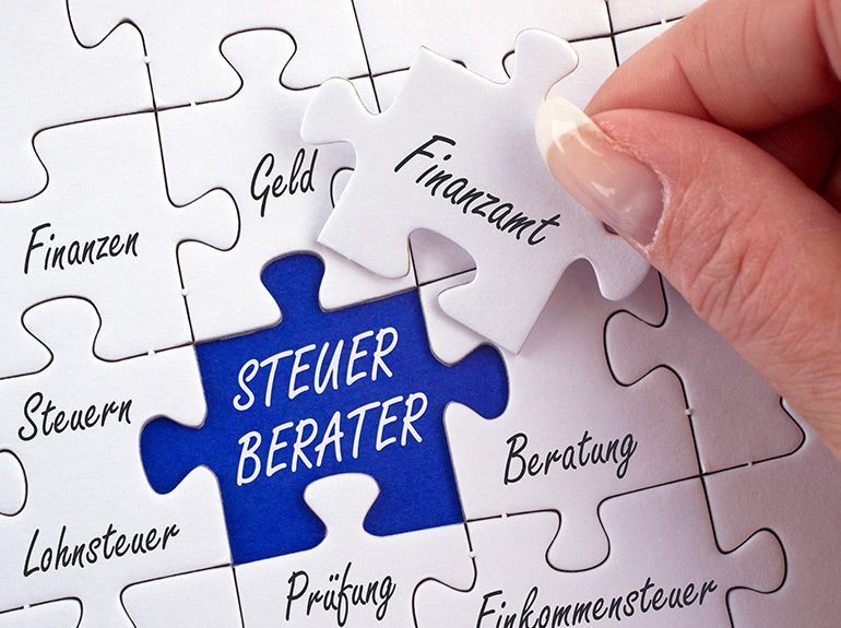 Ein Bild eines Puzzleteils, auf dem der Name "Steuer Berater" steht, um seine Rolle in einem größeren Puzzle zu betonen.