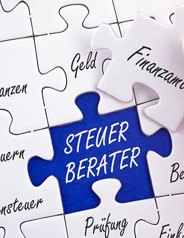 Ein Bild eines Puzzleteils, auf dem der Name "Steve Baerter" steht, um seine Rolle in einem größeren Puzzle zu betonen.